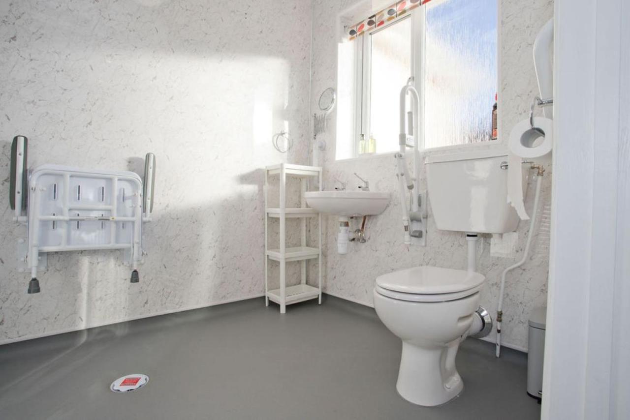 Hilda'S Retreat Accessible Wheel Chair Friendly With Hoist Poole Zewnętrze zdjęcie